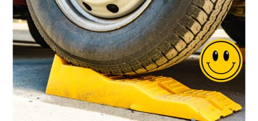 Wohnmobil steht auf Auffahrkeil