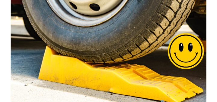 Wohnmobil steht auf Auffahrkeil